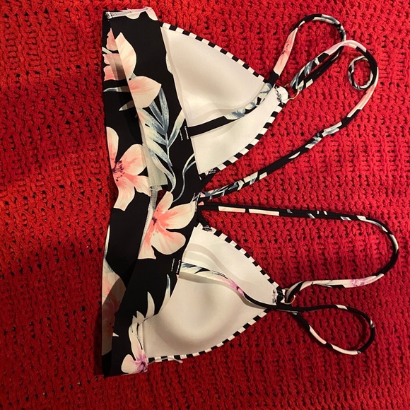 Bikini VS - Picture 1 of 2